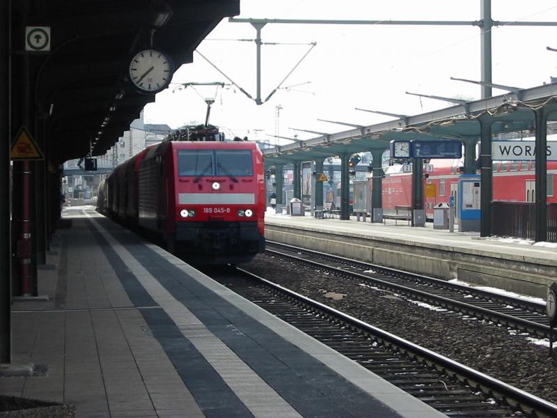 Hier sieht man die 189-043 die am 2.3.2005 einen Gterzug durch Worms zog.