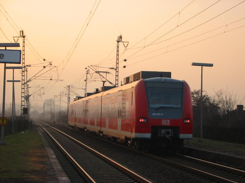 Hier sieht man die 425-250 die bei einem Rotensonnenuntergang nach Worms Hbf fhrt.