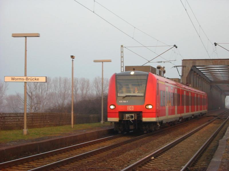 Hier sieht man die 425-250 die gerade bei der Durchfahrt
von Worms Brcke ist kurz zuvor ist einen Doppelstock nach Biblis gefahren der ET425 fhrt jetzt an Gleis 9 und der Doppelstockzug der Vorher von Gleis 9 gefahren ist fhrt dann nach Gleis 3 und von dort als Leerfahrt nach Ludwigshafen. Dies luft jeden Tag so ab bis 16:43 fhrt einen Doppelstockzug und bevor dieser in Biblis ist fhrt die ET425 auf das Gleis auf dem der Zug vorher Stand und dann ab 17:43 fhrt die ET425 nach Biblis.