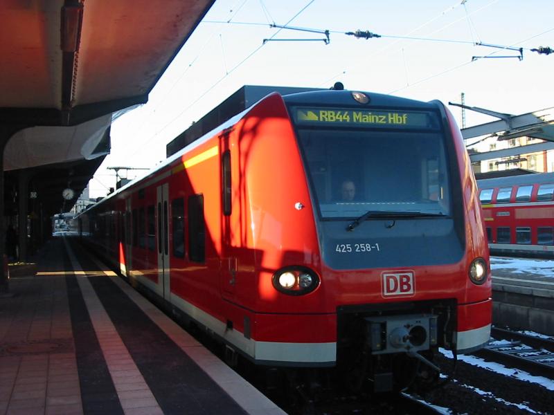 Hier sieht man die 425-258 die am 28.2.2005 in Worms Hbf war. Der linke Teil wir von der Sonne beleuchtet und der rechte Teil liegt im Schatten.