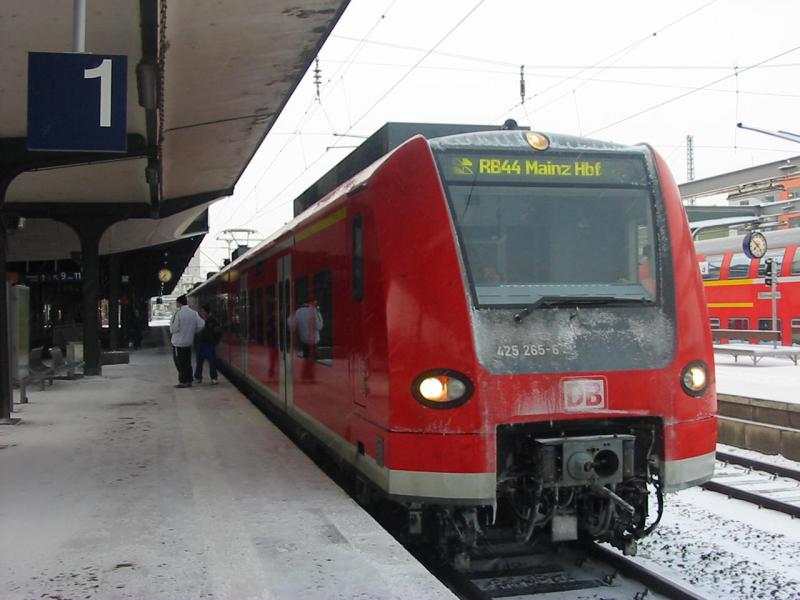 Hier sieht man die 425-265 im leichten Winterdesign.