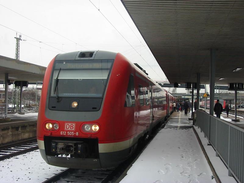 Hier sieht man den 612-005 mit einer Zweiten Einheit (612-137) der am 23.2.2005 im Ludwigshafen hielt.