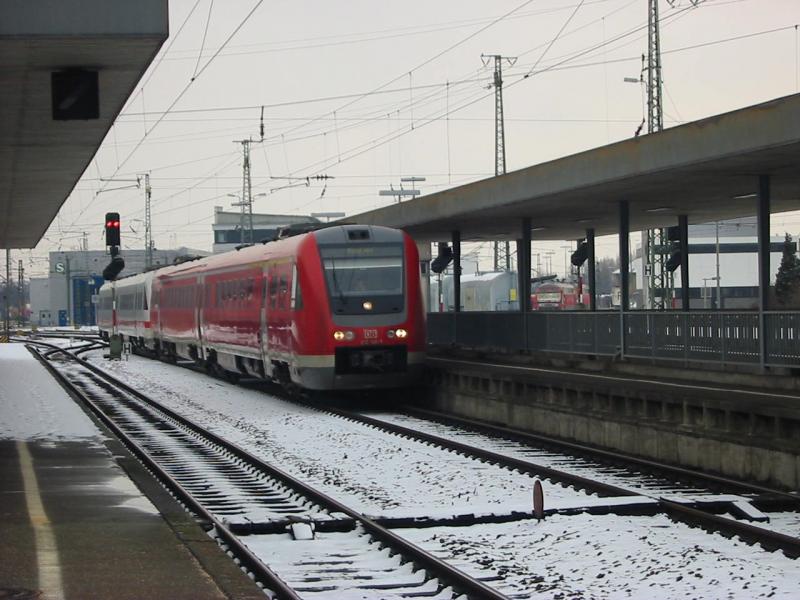 Hier sieht man den 612-145 der am 23.2.2005 im Ludwigshafen einfuhr. Zweite einheit ist der 612-475 mit ICE Lackierung.

Rechtshinten sieht man im Hintergrund zwei Dieselloks der Baureihe 218.

Links sieht man einen Teil der S-Bahnwerkstatt Ludwigshafen.