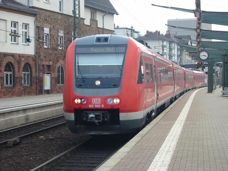Hier sieht man den 612-502(612-002) der gerade bei der Einfahrt von Worms Hbf ist. Heute ausnahmsweie an Gleis zwei weil die RB nach Mannheim Hbf ausfllt und an Gleis eins Bauarbeiten sind.