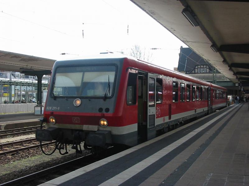 Hier sieht man den 628-271 mit Brauner Anzeige der am 14.03.2005 auf seine Abfahrt nach Bensheim wartet.