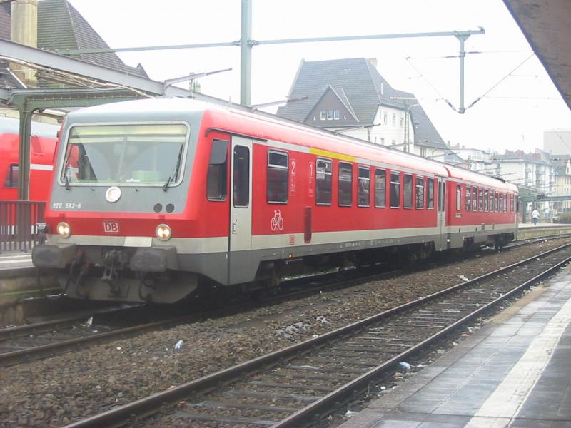 Hier sieht man den 928-582-3 (Teil ohne Motor) der auf seine Abfahrt in den Wormserabstellbereich wartet.