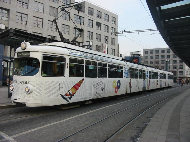 Hier sieht man eine alte Straenbahn von Mannheim die mit Werbung fr die  Kurpfalzzeitung eingekleidet ist.