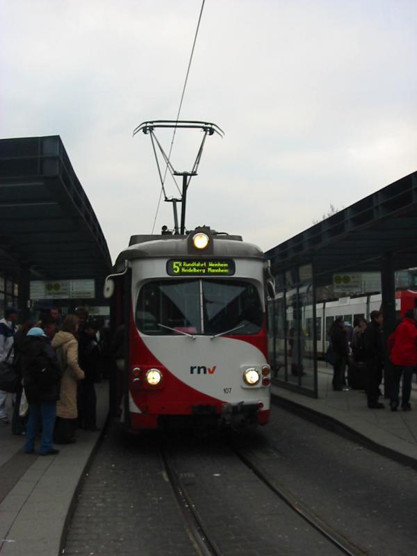 Hier sieht man eine altestraenbahn der Firma RHB die digitale Auenanzeige hat. Hier ist sie gerade am Hauptbahnhof eingefahren.