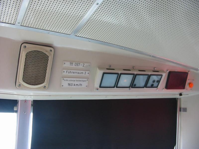 Hier sieht man die Anzeigtafel einer BR111. Hab einfach mal schnell den Lokfhrer gefragt.