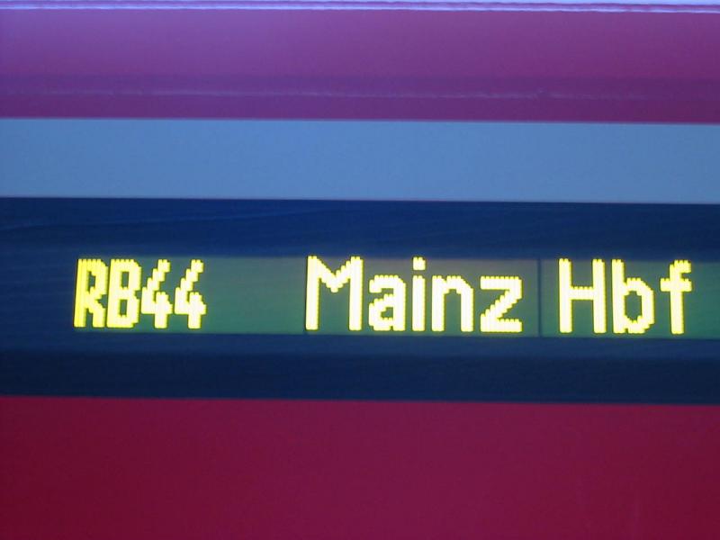 Hier sieht man die Auenanzeige eine Triebwagen der Baureihe 425 Fahrziel dieses Zuges ist Mainz Hbf.