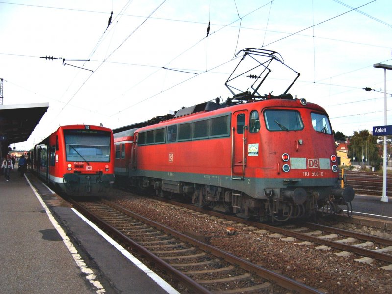 Hier sieht man die BR 110 503-0 und das Regioshuttle BR 650 113-4 am 19.10.06 im Kontenbahnhof Aalen. Die BR 110 setzte um 18:00 ihre Reise nach Crailsheim fort. Der VT 650 fuhr um 17:28 auch nach Crailsheim. Hielt dafr berall...