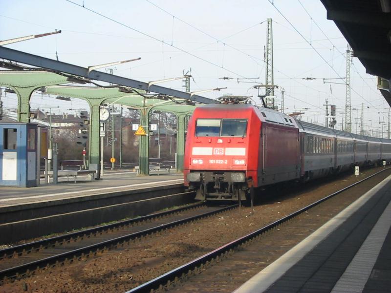 Hier sieht man die BR101-022 die gerade auf der Durchfahrt von Worms ist.