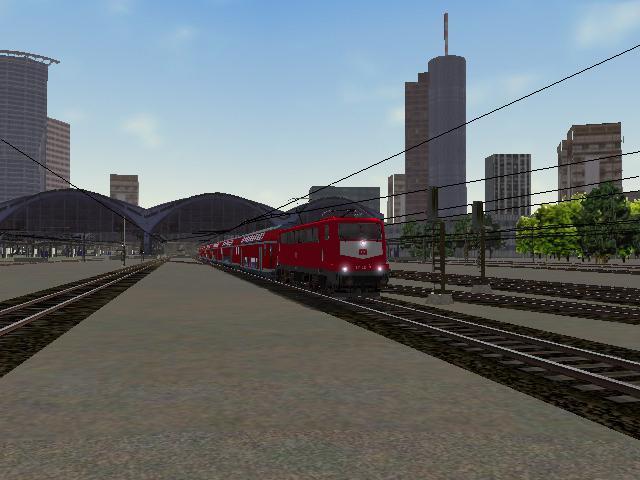 Hier sieht man eine BR111 mit einem Doppelstockzug der gerade bei der Ausfahrt von Frankfurt a. M.