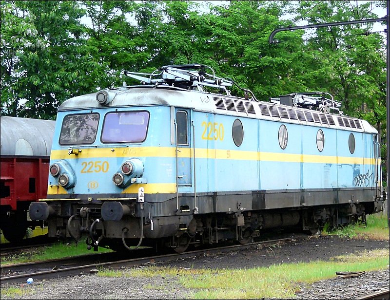 Hier sieht man dass das Ende der Baureihe 22 naht. Im Bahnhof Lige Guillemins sind aber noch 3 dieser Loks in Betrieb. Sie wurden mit breiteren Puffern ausgerstet und dienen als Schubloks, um die schweren Zge den  plan inclin  nach Ans hoch zu drcken. E-Lok 2250 ist nicht mehr in Betrieb und stand am 18.05.08 zum Tag der offenen Tr in der Nhe des Atelier Kinkempois.