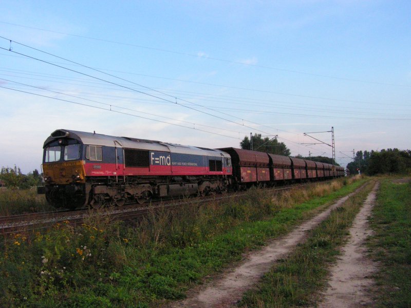 Hier sieht man eine Diesel-Elektrische Lok vom Typ  JT42CWR  mit der Betriebsnr. 29001 in Nienburg (Weser) auf einem Kohletransport (ca. 60 Wagen) zwischen dem Kraftwerk Petershagen-Lahde und Hamburg.
Aufgenommen am Abend des 17.8.06 kurz hinter Nienburg (Weser).