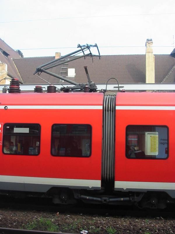 Hier sieht man das Drehgestell einer ET425 auf dem sich der Stromabnehmer befindet. Das ist das einzige Drehgestell einer ET425 das nicht angetrieben wird, wenn auf diesem Drehstell sitzt ist es schn ruhig.