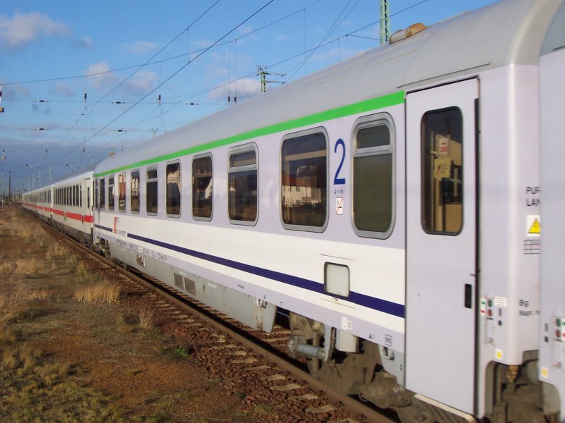 Hier sieht man ein 2. Klasse Wagen der PKP. Dieser ist eingereiht am EC 241  Wawel  von Hamburg-Altona nach Krakow Glowny. Lbbenau/Spreewald den 08.12.2007