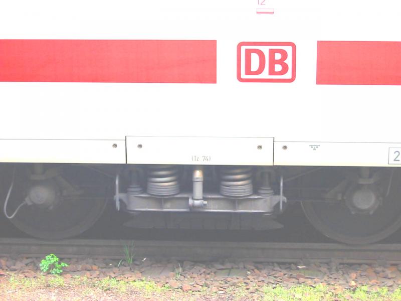 Hier sieht man ein Drehgestell eines ICE1 mit Magnetbremse.