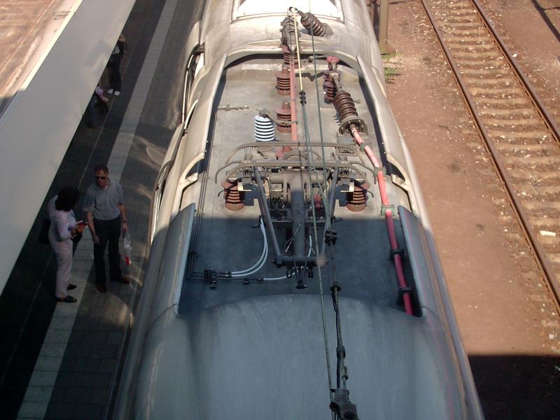 Hier sieht man einen abgebgelten Pantographen eines ICEs, der von Kln nach Stuttgart fhrt.Heidelberg Hbf, 5.8.04