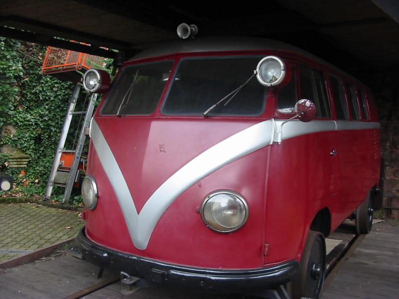 Hier sieht man einen alten VW Bus der fr die Schieneumgebaut wurde, dieser steht im Neustdter Eisenbahnmuseum.