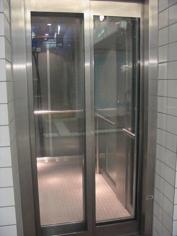 Hier sieht man einen Aufzug wie er sich in Mannheim Hbf am ende jedes Gleises befindet auer an Gleis 1.
