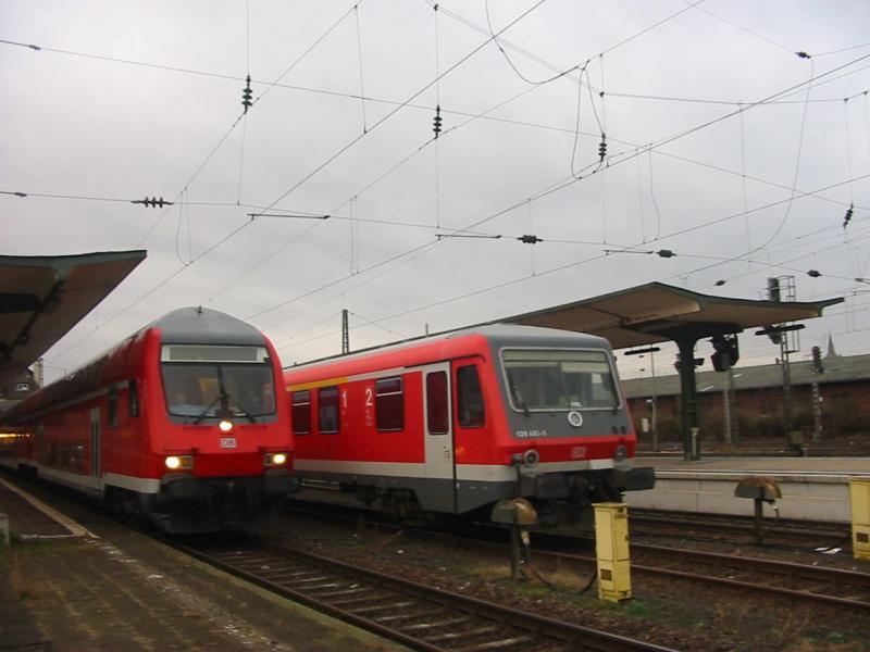 Hier sieht man einen Doppelstocksteuerwagen der 2.Gattung Bezeichnung DABpbzfa. Man sieht ihn hier in Worms neben dem 628-480 ich hoffe dieses Bild gefllt euch wenn nicht schreibt es ins Forum.