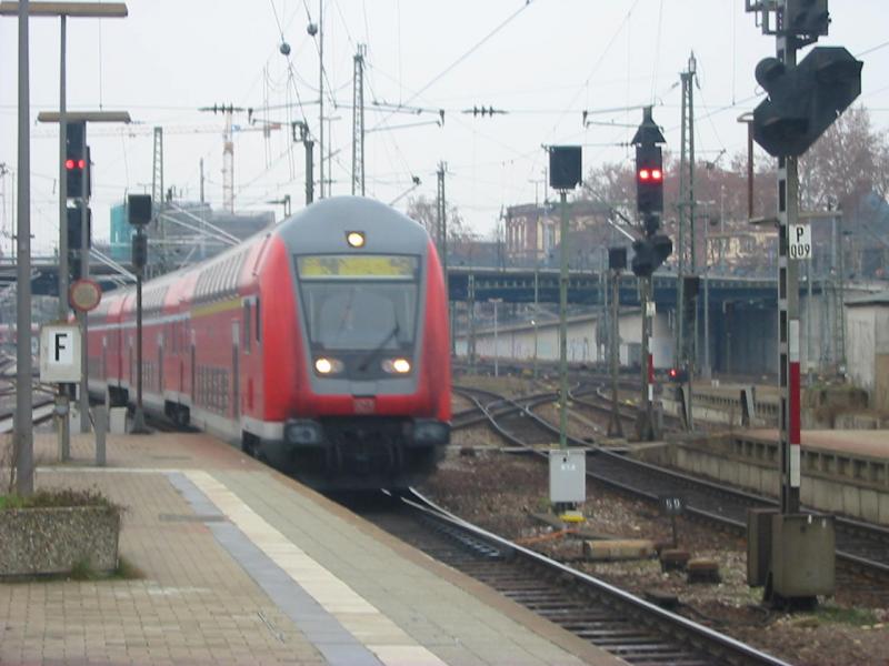 Hier sieht man einen Doppelstocksteuerwagen der 3.Gattung der gerade bei der Einfahrt von Mannheim Hbf ist.