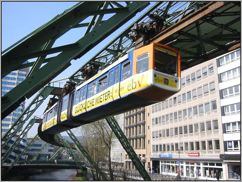 Hier sieht man einen der Gelenkzge der Wuppertaler Schwebebahn aus westlicher Richtung kommend kurz vor Erreichen der Haltestelle beim Hauptbahnhof. (31.03.2007)