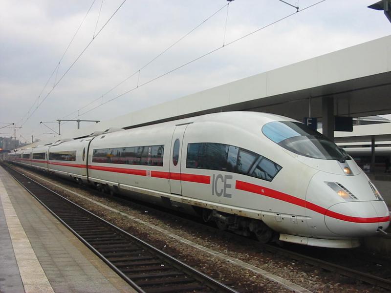 Hier sieht man einen ICE 3 der am 10.2.2005 als ICE nach Stuttgart unterwegs war hier beim Halt in Mannheim Hbf (Ohne DB Logo).