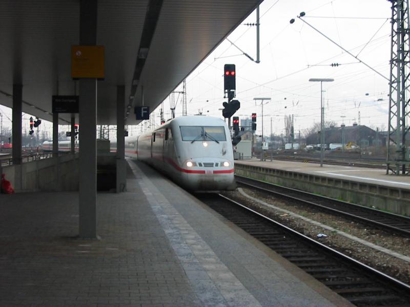Hier sieht man einen ICE 1 der am 18.2.2005 in Mannheim Hbf einfuhr.