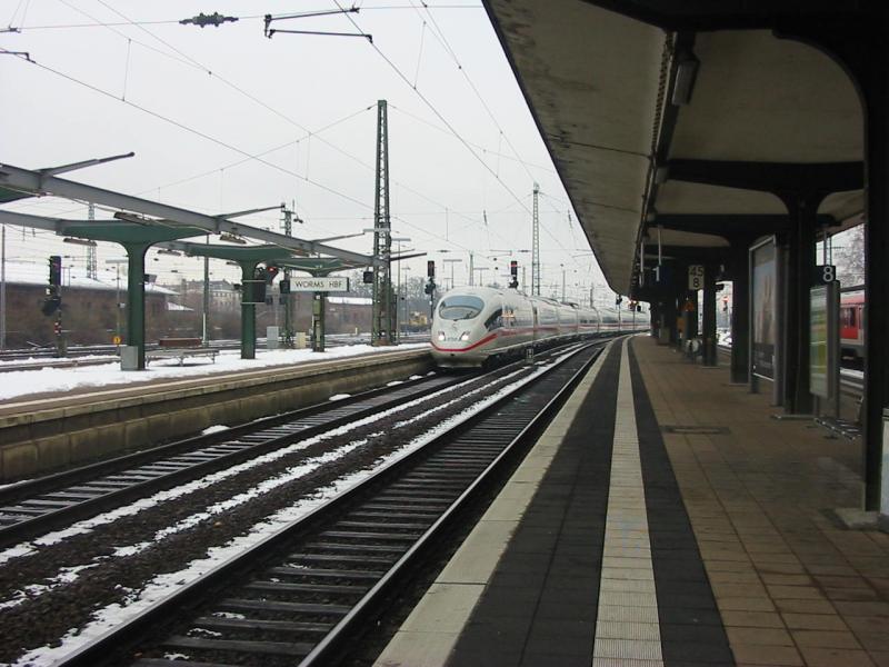 Hier sieht man einen ICE 3 mit Niederlndischemlogo der am 21.2.2005 Worms Hbf durchfuhr.