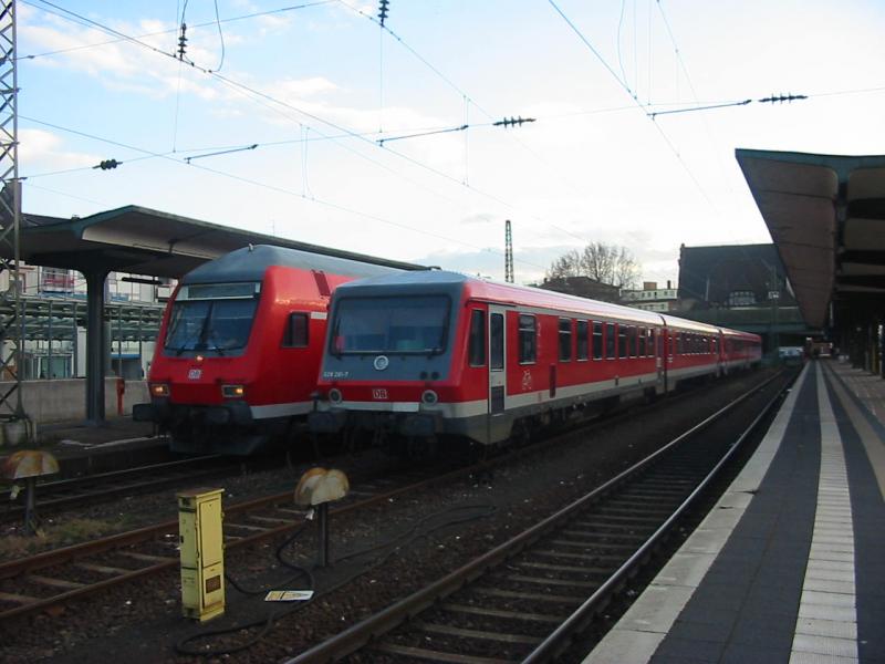 Hier sieht man einen Triebwagen der Baureihe 628 neben einem Doppelstocksteuerwagen.