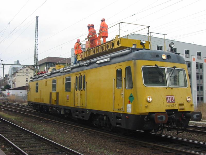 Hier sieht man einen Turmtriebwagen der Baureihe 704-002 der am 16.2.2005 in Worms seinen Dienst verrichtete.