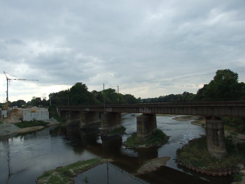 Hier sieht man die Eisenbahnbrcke ber die Mulde zwischen Dessau und Rosslau, entlang der KBS 256.
Links davon sieht man schon die ersten Anfnge der neuen Brcke. Die gesamte Strecke zwischen den beiden o.g. Orten wird neu gebaut, da die alte durch das  Jahrhunderthochwasser  sehr in Mitleidenhschaft gezogen wurde.
Dessau, der 17.9.08