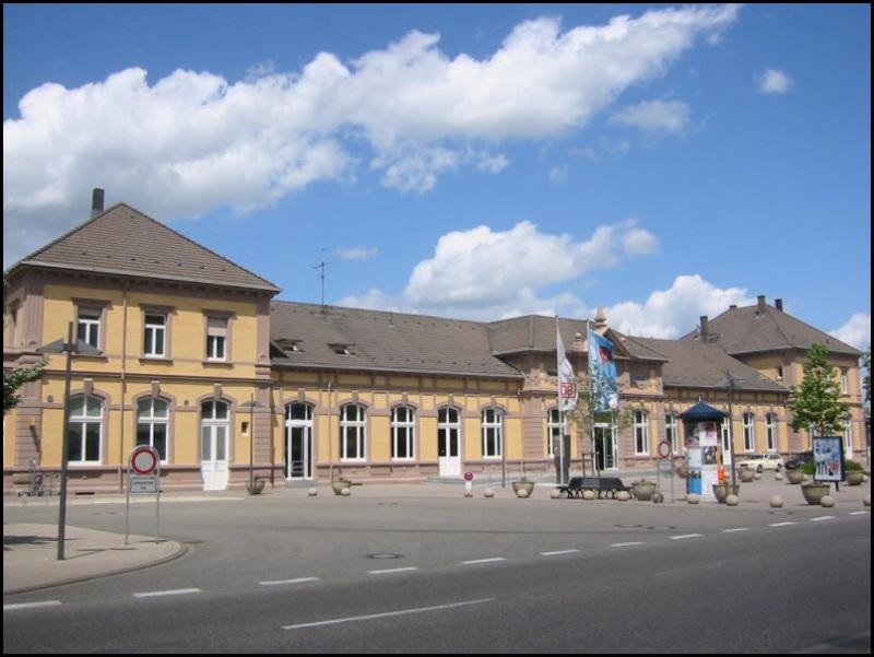 Hier sieht man das Empfangsgebude von Baden-Baden Hbf, aufgenommen am 23.05.2006.