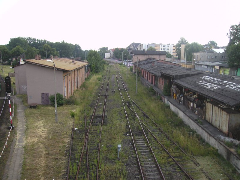 Hier sieht man das ende des Bahnhofes Tarowskie Gory diese Gleise fhren zu einem Verladeplatz der Polnischen Bundeswehr, dort wird fters geprobt einen Gterzug mit Panzern etc. zu beladen. Auerdem befinden sich dort noch ein parr Gterschuppen. Die strecke ging vor ein parr Jahren noch weiter, neben der Oberschlesieschen Schmalspurbahn, heute museumsbahn (Gornoslaskie Koleje Waskotorowe! Darber liegen mir leider keine Informationen vor!