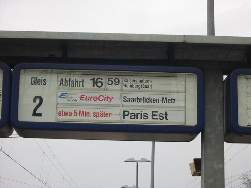 Hier sieht man eine Falsche Zugzielanzeige in Neustadt. Hier sind gleich zwei Fehler die Anzeige zeigt 16:59 die Uhr war wohl schon eine Stunde vorgestellt. (26.03.2005)und es steht da 5Minuten dabei hatte der Zug fast 10 Minuten.