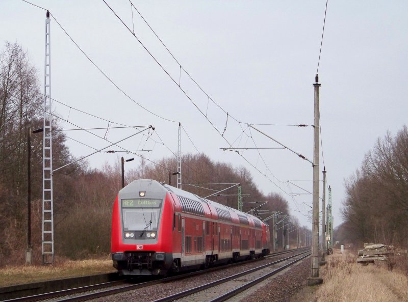 Hier sieht man gerade den RE2 auf seiner Fahrt von Berlin Gesundbrunnen nach Cottbus, hier in Ragow. Dieser Ort liegt zwischen L�bbenau und L�bben. 28.02.2009