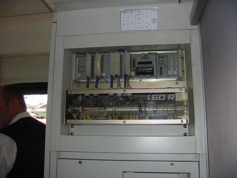 Hier sieht man die Indusi Elektronik eines Doppelstocksteuerwagens der 3.Gattung
Hab einfach mal schnell den Lokf�hrer gefragt.