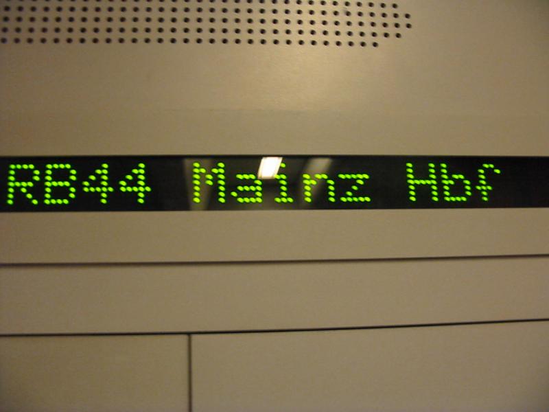 Hier sieht man die Innenanzeige eines Doppelstockwagen der 3.Gattung.