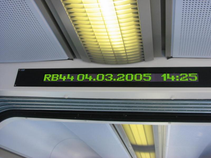 Hier sieht man die Innenanzeige einer ET425.4 wie sie sich zwischen den einzelnen Wagen befindet.