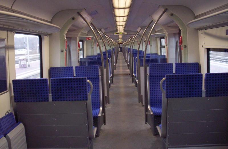 Hier sieht man das Innenleben des 423 049. Es sieht auch in jeden anderen 423 so aus. Die Aufnahme entstand am 02.05.2005 in Dren.