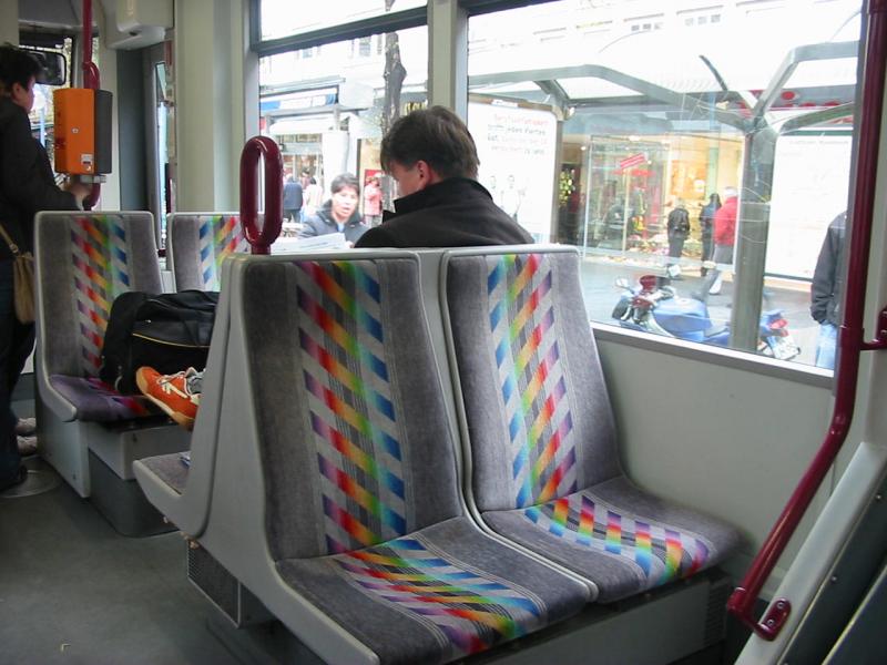 Hier sieht man den Innenraum einer Mannheimer Straenbahn.