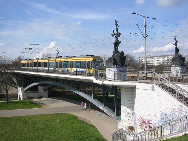 Hier sieht man jenen Teil der 500 Meter langen Straenbahn- und Fugngerbrcke zwischen dem Karlsruher Stadtteil Hardecksiedlung und der Europahalle, die den Flu Alb und die Gnther-Klotz-Anlage berquert. An dieser Stelle ist die Brcke eine attraktive Stahlbogen-Konstruktion, whrend sie im Bereich des Gewerbegebietes auf gewhnlichen Beton-Stelzen steht. Am 29.03.2005 fhrt gerade eine Niederflurstraenbahn auf der Linie 1 in Richtung Innenstadt und weiter nach Durlach. Leider konnten die Gangster mit der Spraydose auch vor diesen Bauwerk nicht halt machen.