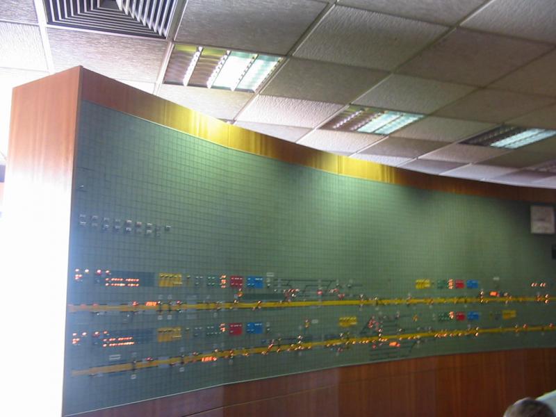 Hier sieht man den linken Teil der Zuganzeige im Wormser Stellwerk