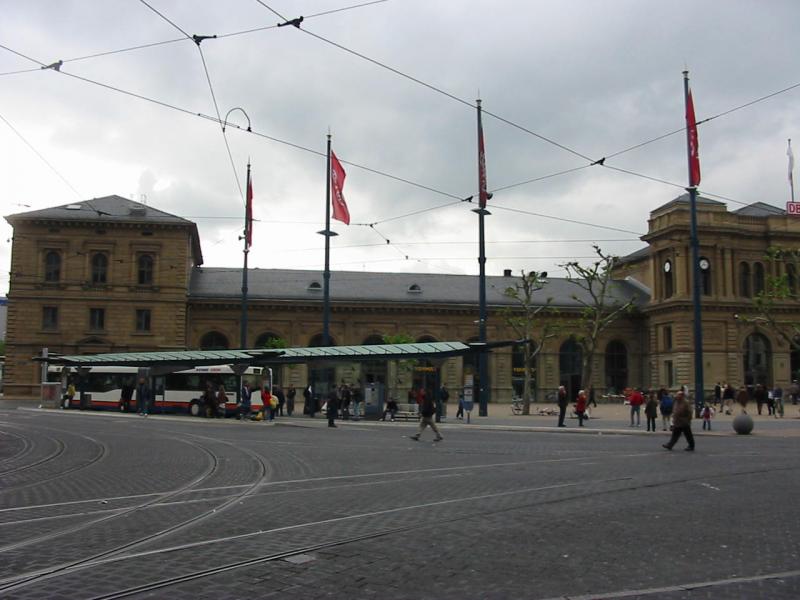Hier sieht man den Linkenteil des Mainzerhauptbahnhofsgebude.
