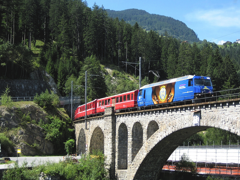 Hier sieht man Lok 652 (mit Werbung fr den Hockey Club Davos) mit einem RegioExpress von Chur nach St Moritz am Soliser Viadukt. Aufgenommen habe ich das Bild am 17. August 2009.