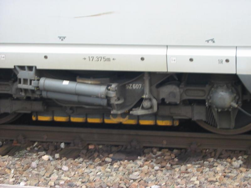 Hier sieht man die Magnetschienen Bremse eines ICE3.