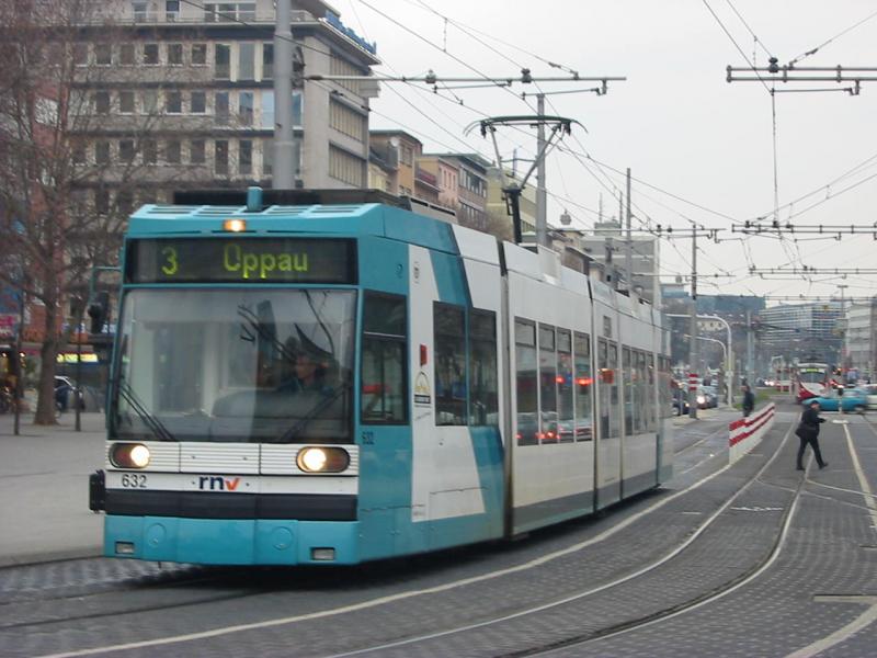 Hier sieht man eine Mannheimer Straenbahn die gerade in den  Mannheim Hauptbahnhof einfhrt.