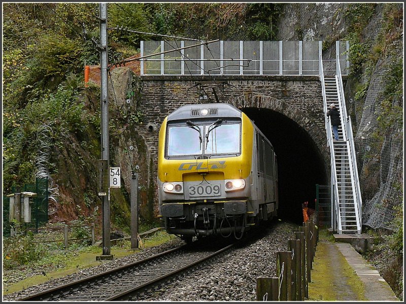 Hier sieht man die neu geschaffene berquerung der Bahnstrecke ber dem Tunnel Bourscheid und eine Fotografin die wieder einmal trdelte und der nur ein total berbelichteter Notschuss gelang. ;-) 25.10.09 (Hans)